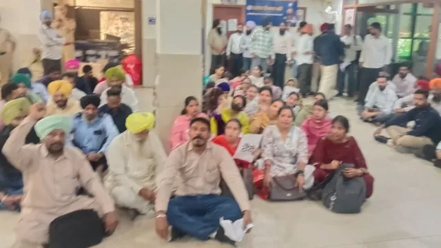 लुधियाना सेवा केंद्रों में काम ठप, वेतन कटौती से भड़के कर्मचारियों ने शुरू की कलम छोड़ हड़ताल
